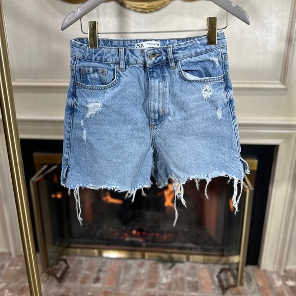 Zara High Waisted Distressed Denim Shorts Raw Hem Size 6 Y2K Streetwear highrise - Picture 1 of 5